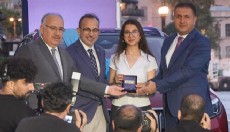 YKS'de Türkiye birincisi olan 3 öğrenciye Togg hediye edildi