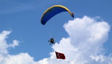 Yamaç paraşütçüleri jandarmanın kuruluşunu kutladı