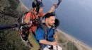 Yamaç paraşütü ile uçarken klarnet çaldı
