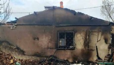 Yanan ev kullanılamaz hale geldi