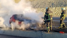 Yanan otomobil kullanılamaz hale geldi