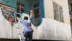 Yangından korkup fileye takılan kediyi itfaiye kurtardı
