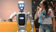 Yapay zeka destekli robot, çocuk tiyatrosunda sahneye çıktı