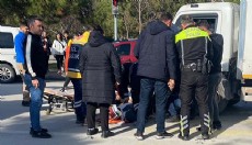 Yaya geçidinde kamyonet çarptı