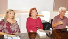 Yazar çift Antalya'da kitaplarını imzaladı