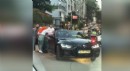 Yol verme kavgasında sopayla kadının üzerine yürüdü