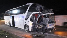 Yolcu otobüsü, TIR'a çarptı; 11 yaralı