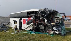 Yolcu otobüsü, bariyer ve tabelaya çarptı: 4'ü ağır, 13 yaralı
