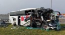 Yolcu otobüsü, bariyer ve tabelaya çarptı: 4'ü ağır, 13 yaralı