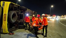 Yolcu otobüsü devrildi: 16 ölü