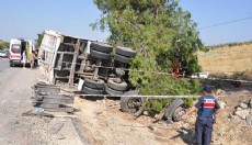 Yolcu otobüsü, kamyona çarptı: 1 ölü, 7 yaralı