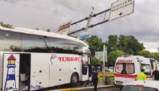 Yolcu otobüsü otomobile çarptı: 30 yaralı