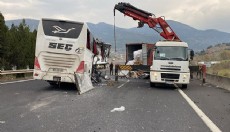 Yolcu otobüsü, otoyolda TIR'a çarptı; 7 ölü, 11 yaralı