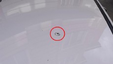 Yorgun mermi otomobilin tavanını deldi