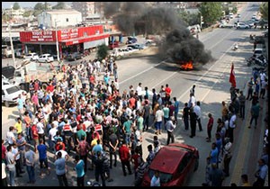 Kazaları protesto eden grup yolu trafiğe kapattı