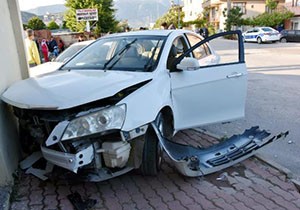Çarpışmamak için trafo binasına çarptılar