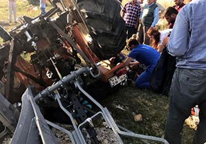 Traktör devrildi: 1 ölü, 1 yaralı