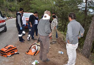 Traktör uçuruma yuvarlandı: 3 yaralı