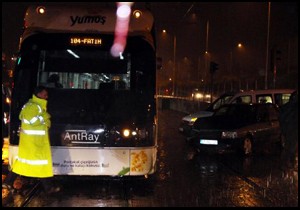 Dikkatsiz sürücü tramvaya çarptı