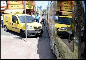 Uyarılara aldırmadı tramvaya çarptı