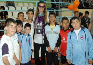 Tuğba Özay'dan ''Şiddeti Blokla''