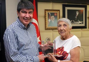 Türel’i duygulandıran plaket