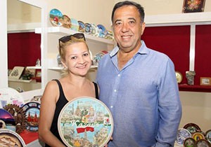 Turistlerin getirdiği ülke tabaklarından koleksiyon yaptı