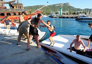 Mahsur kalan turistler kurtarıldı