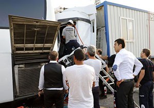 Konteyner yüklü TIR, tur otobüsüne arkadan çarptı