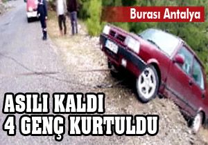 Araç asılı kaldı 4 genç kurtuldu