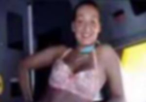 Uçakta striptiz yaptı