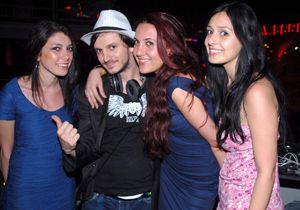Ünlülerin DJ'i coşturdu