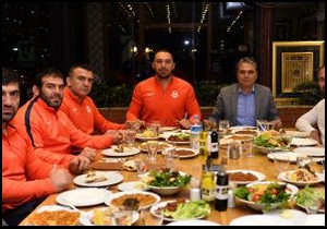 Uysal'dan pehlivanlara moral yemeği