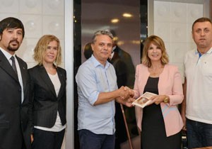 Başkan Uysal'dan kitap sürprizi