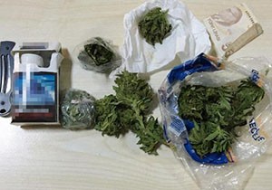 Araçtan atılan poşette uyuşturucu