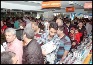 Teknoloji mağazası açılışında izdiham