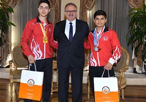 Vali Karaloğlu sporcuları kabul etti
