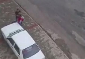 Kucağında bebek olan kadına dayak