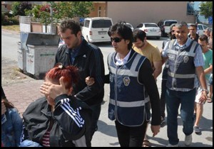 Hırsızlık çetesinin üyeleri, yazlık evde parti yaparken yakalandı