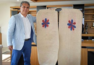 Yörüklerden Başkan Uysal'a kepenek