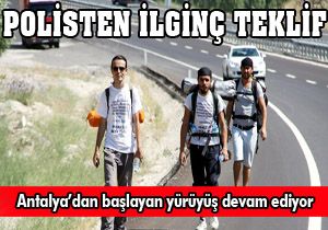 Yürüyen gençlere polisten ilginç teklif