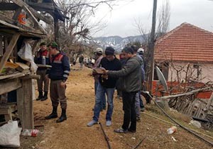 Kumluca'da 8 ev heyelandan yıkıldı