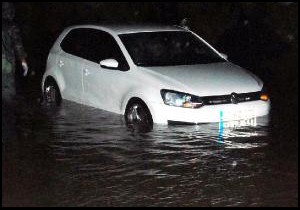 Antalya da fırtına ve yağmur yaşamı felç etti, okullar tatil edildi