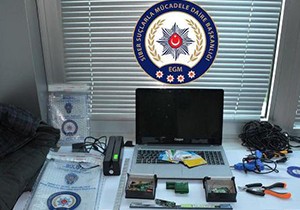 Dolandırıcılar ATM'ye kart kopyalama cihazı yerleştirirken yakalandı