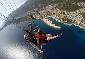 Kaş ve Meis manzaralı yamaç paraşütü