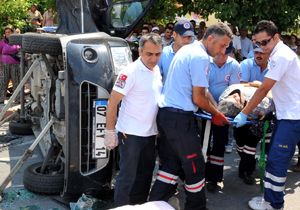 Yan yatan araca böyle sıkıştı