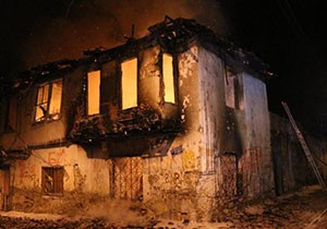 Antalya'da ahşap ev, yandı