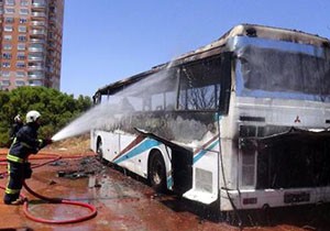Park halindeki otobüs yandı