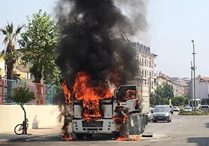 Hareket halindeki kamyon yandı