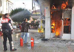 Komşuya gitti işyeri alev aldı